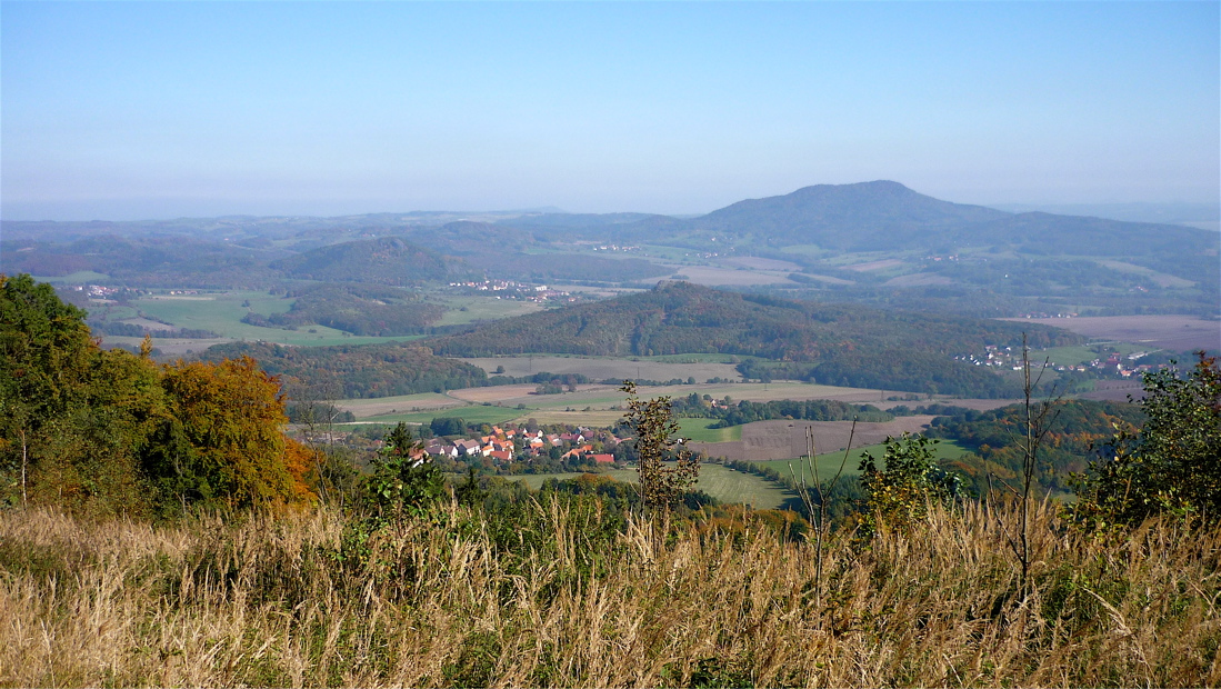 Výhled z úbočí Dlouhého vrchu na Pannu, Trojhoru, Kalich, Sedlo