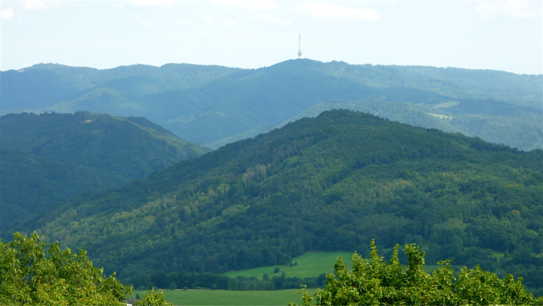Buková hora, vpředu Bradlo a Dobrý.