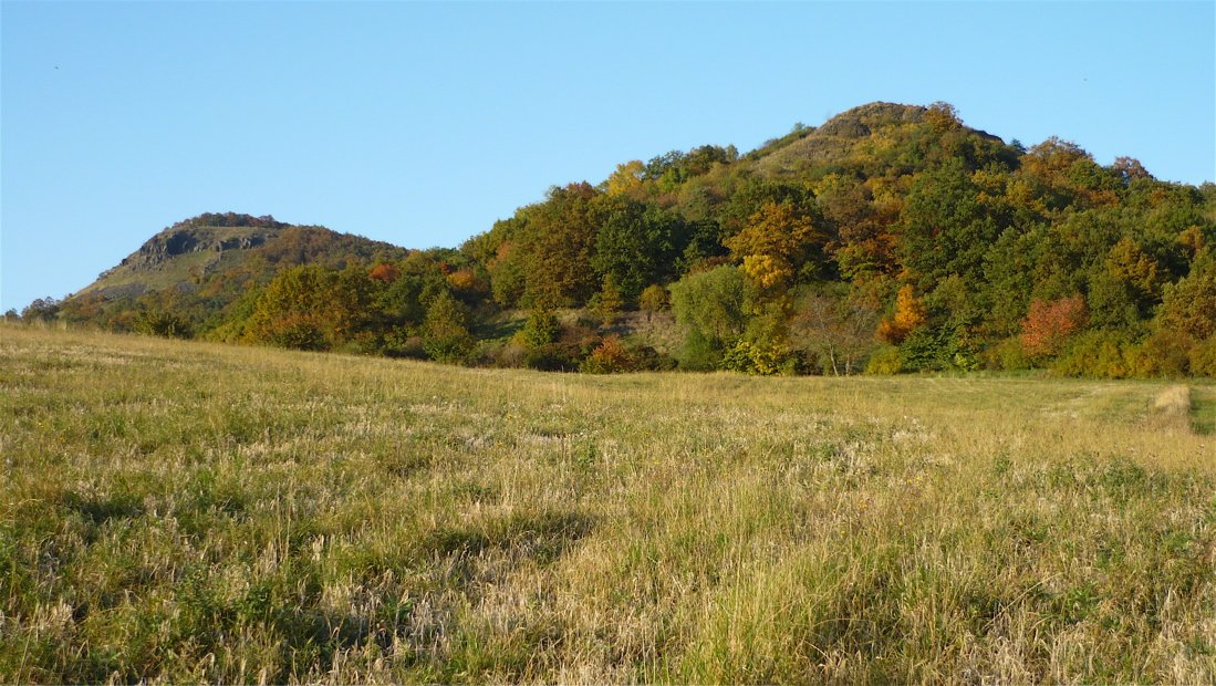 Vpravo Kamýk (455 m), v pozadí vlevo Hradiště.