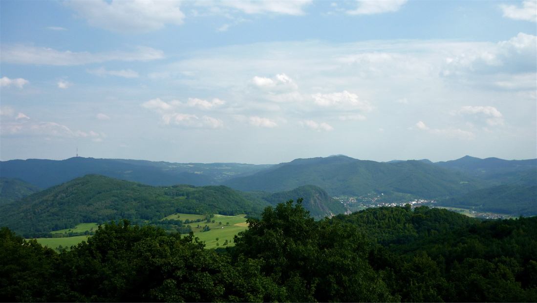 Pohled přes Dobrý a Kozí vrch k Bukové hoře.