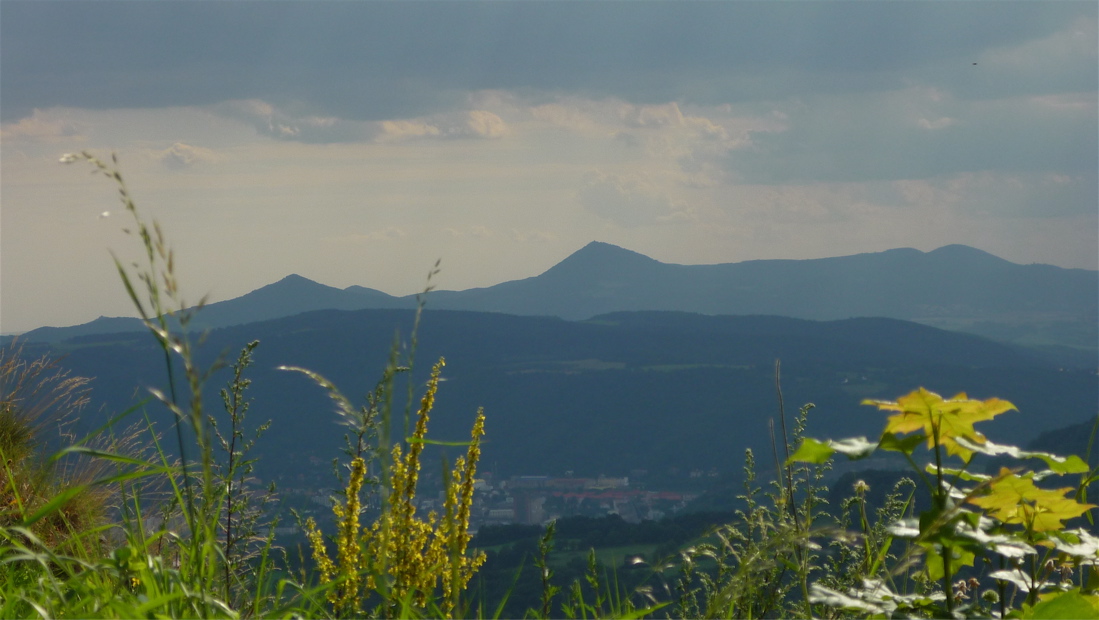 Nad hromovou horou Milešovkou se stahují mračna.