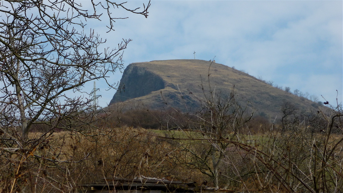 Radobýl (399 m) od Žalhostic.