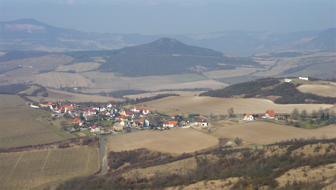 Malíč a vrch Strážiště (362 m), pohled z Radobýlu na západ.