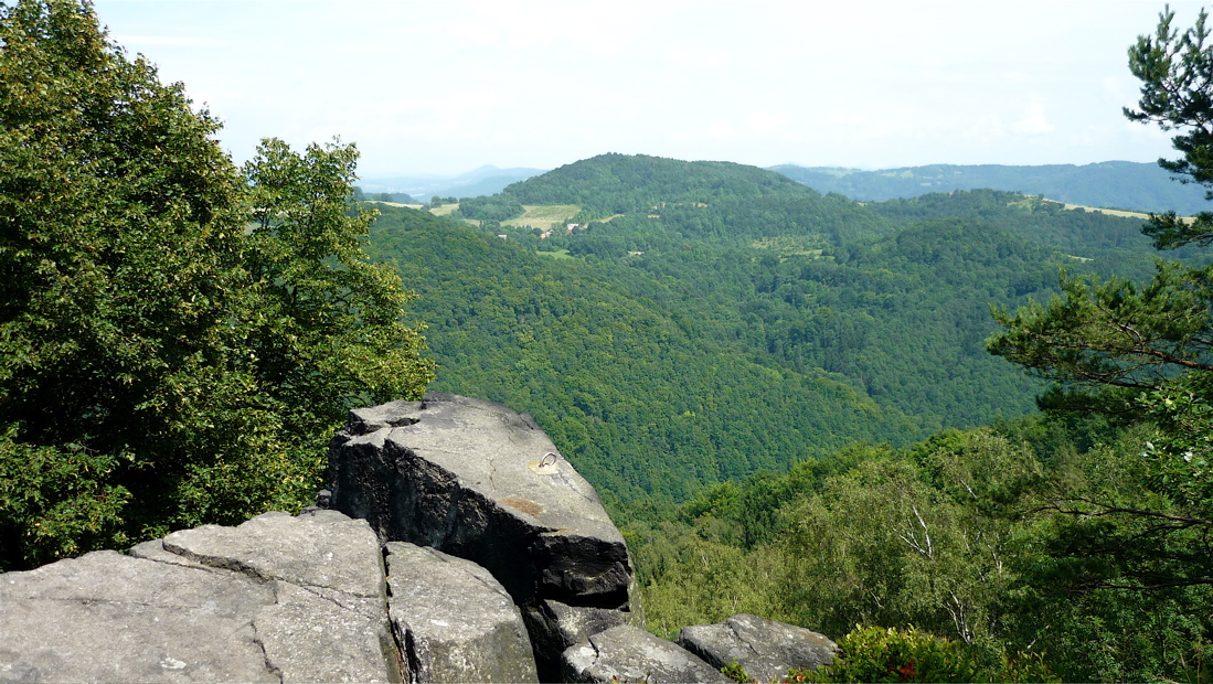 Protáhlý kopec na prvním obzoru by mohla být Hora (497 m).