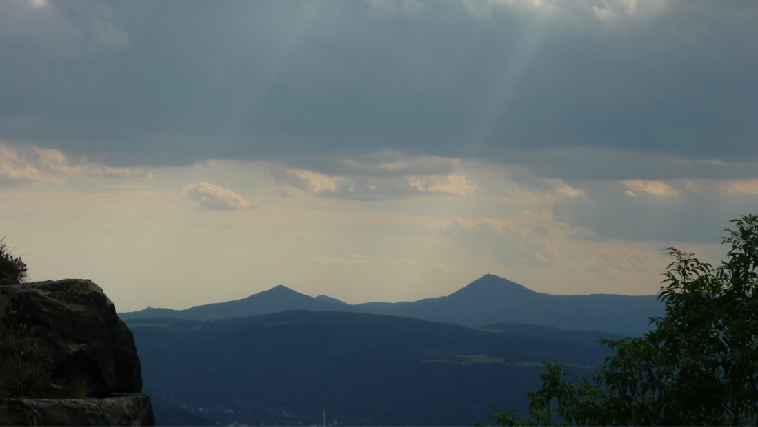 Bouřka nad Středohořím: různé verze téhož.