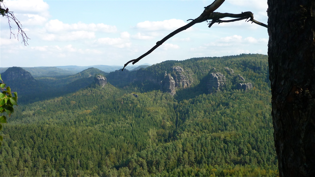Vykotlaný zub uprostřed je Winterstein čili Hinteres Raubschloss (389 m).