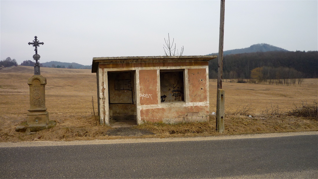 Zastávka Hradiště u Řepčic, v pozadí Kalich