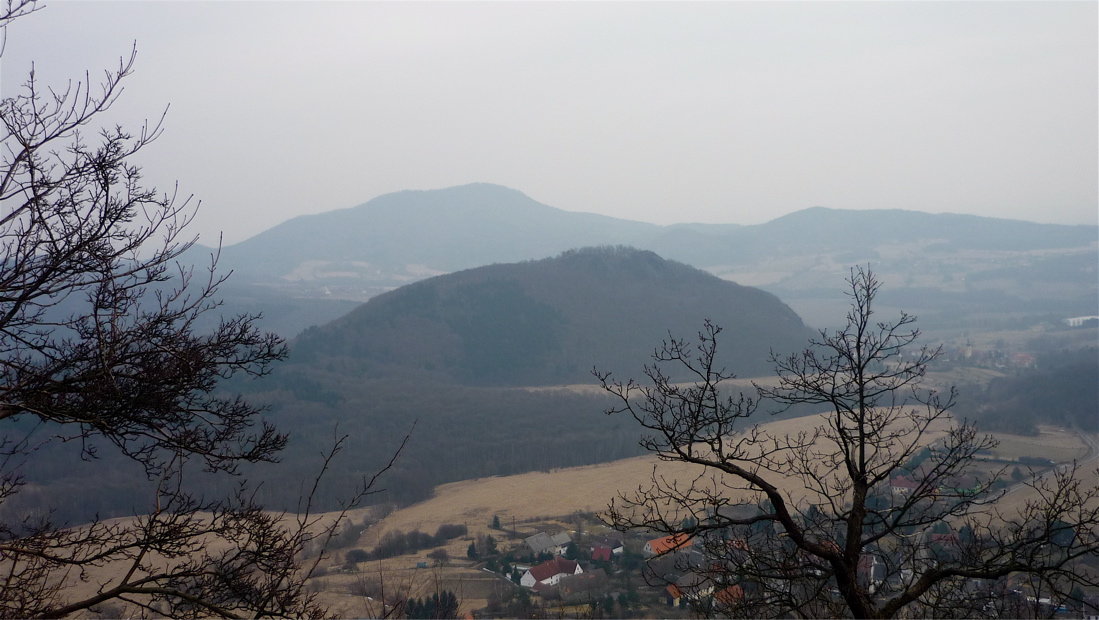 Z Panny: Kalich, v pozadí Sedlo a Litýš