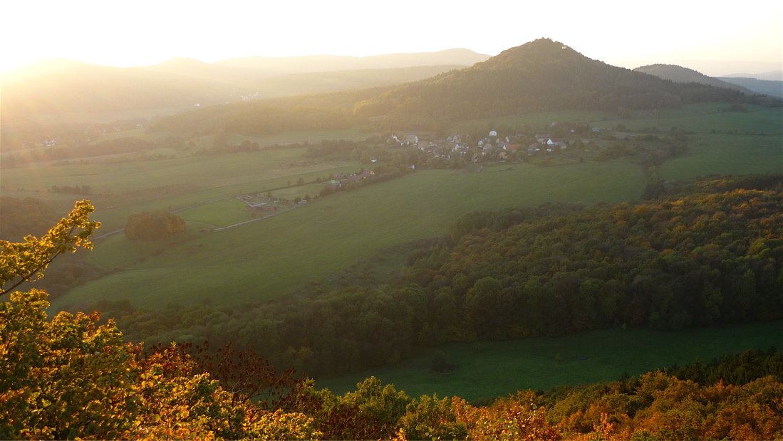 Čedičový kužel Panny (593 m) při pohledu z Kalicha