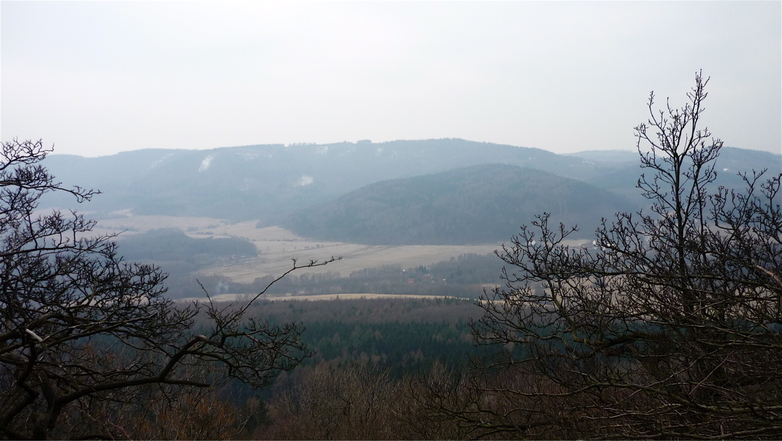 Masiv Dlouhého vrchu (655 m), vpředu Babinský vrch (551 m)