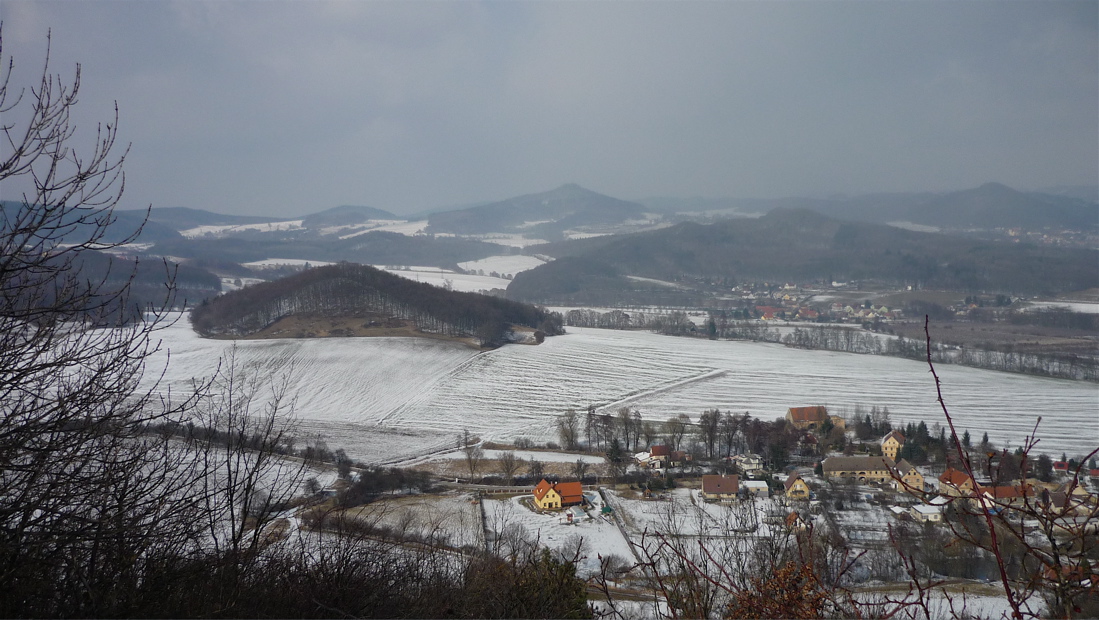 Jako na dlani: Myštický vrch, Panna, Trojhora a Kalich.