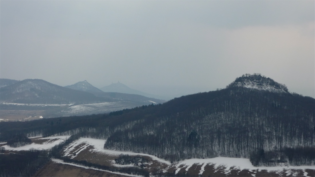 Zříceniny Středohoří pěkně v řadě: Ostrý, Košťálov, Hazmburk.