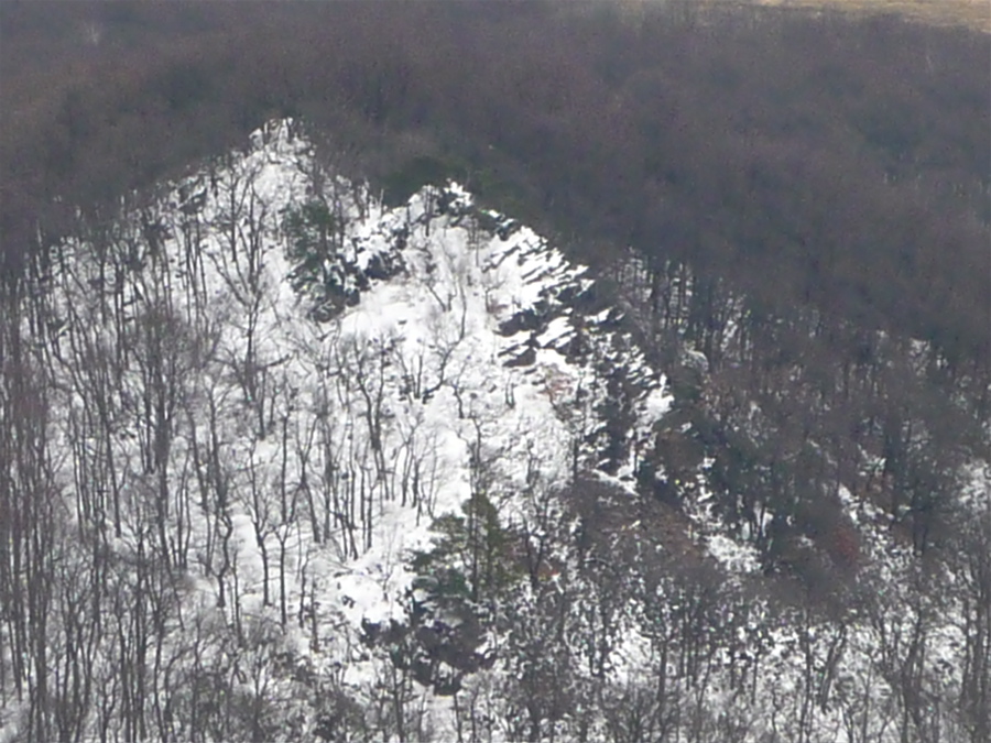 Zaostřeno na Kamenec z Milešovky.