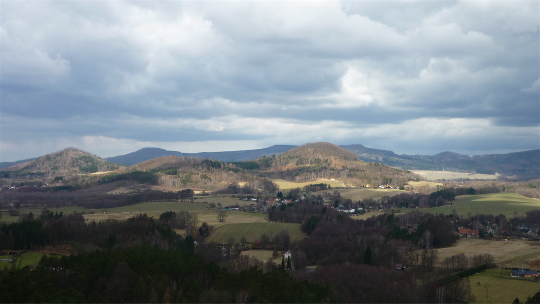 Skalický vrch, Lipovec a Chotovický vrch, vzadu Kozlí a Češka.