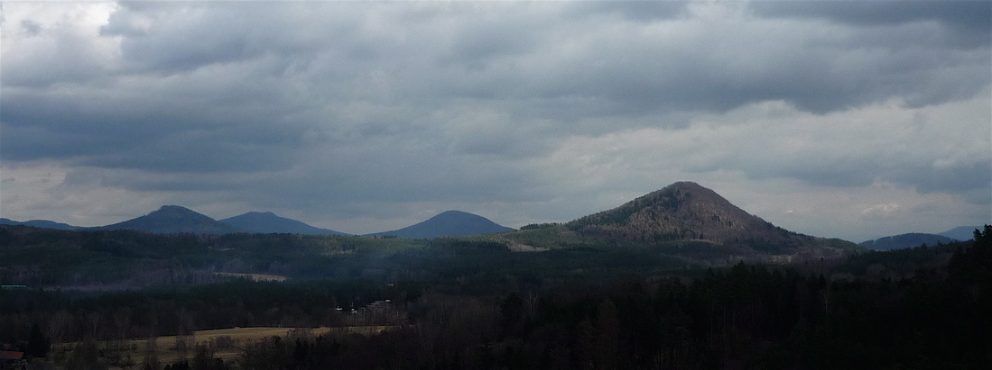 Sever: Zelený vrch (585 m), Hvozd, Jezevčí vrch (665 m) a Ortel.