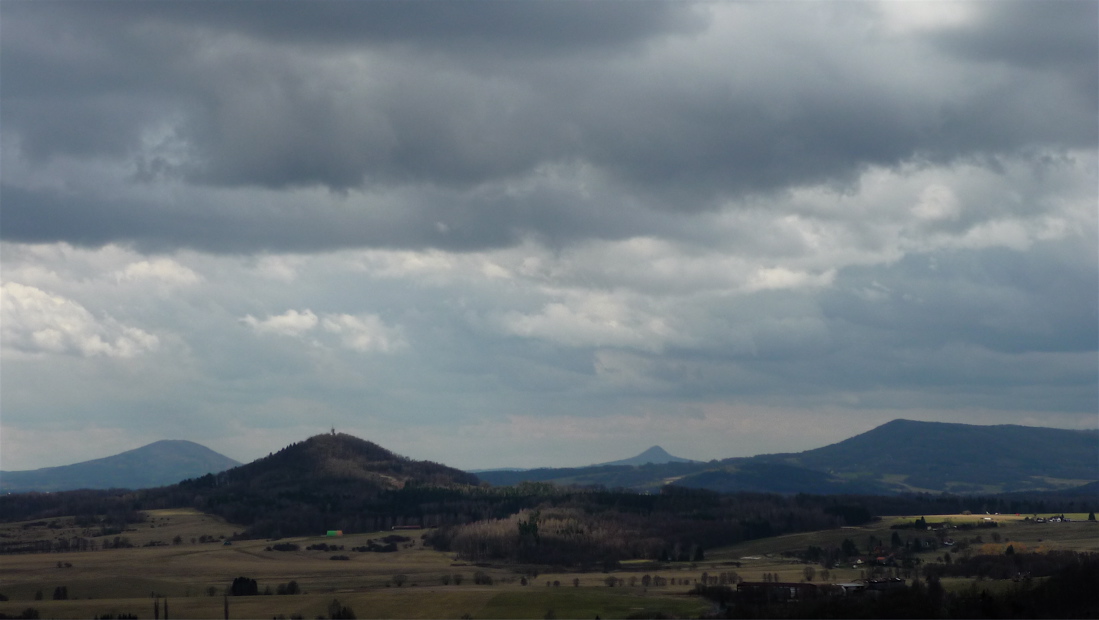 Jihozápad: Vlhošť, Špičák (459 m), Ronov a Kozel (598 m).