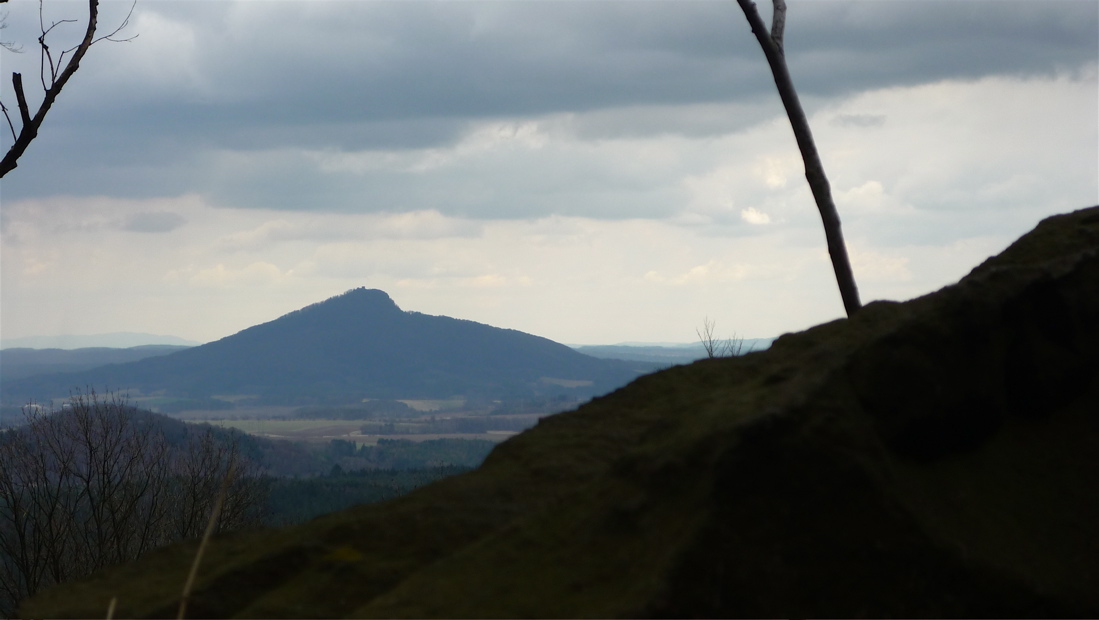 Ralsko (696 m) z vrchu Slavíček.