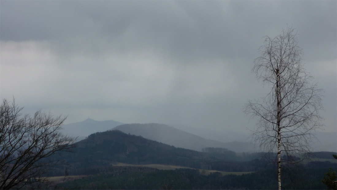 Pohled k Ještědu přes Brnišťský vrch a Tlustec (591 m).