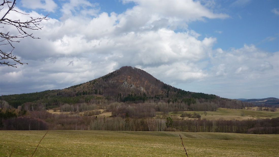 Pověstmi opředený vrch Ortel (554 m).