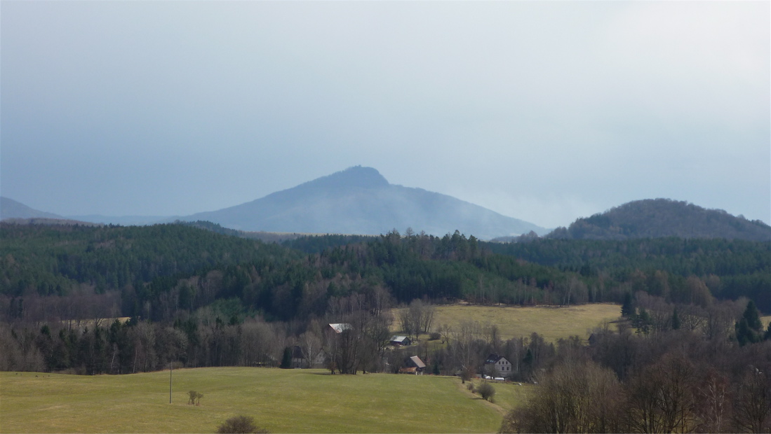 Ralsko od křížku.