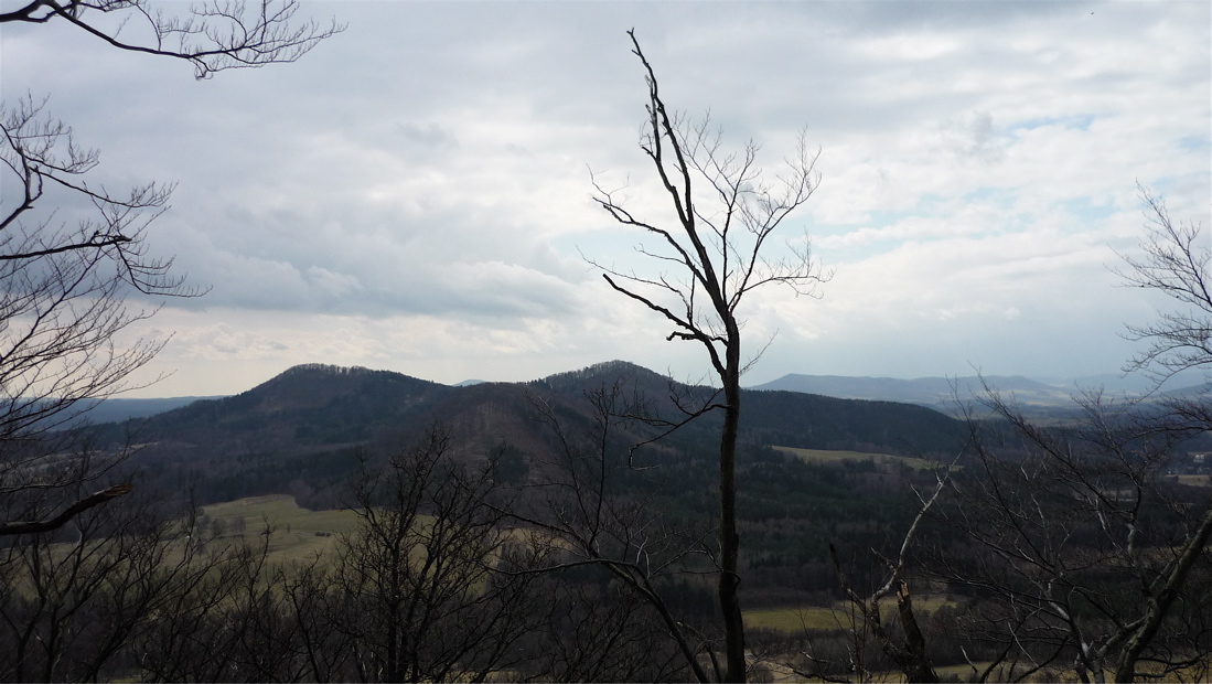 Ze stoupání na Ortel: Tisový vrch (540 m) a Slavíček.