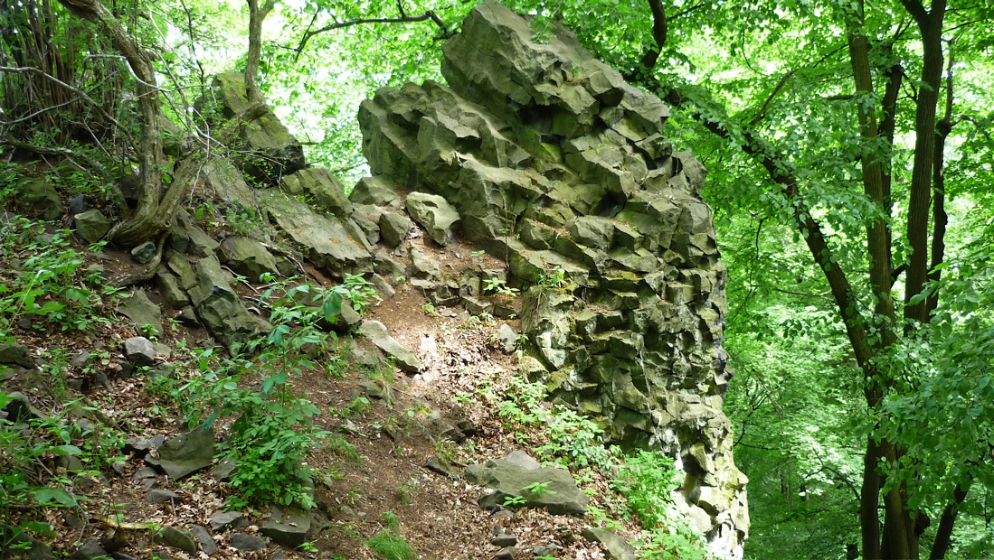 Skalky pod vrcholem Vysokého Ostrého (německy Schreckenstein).