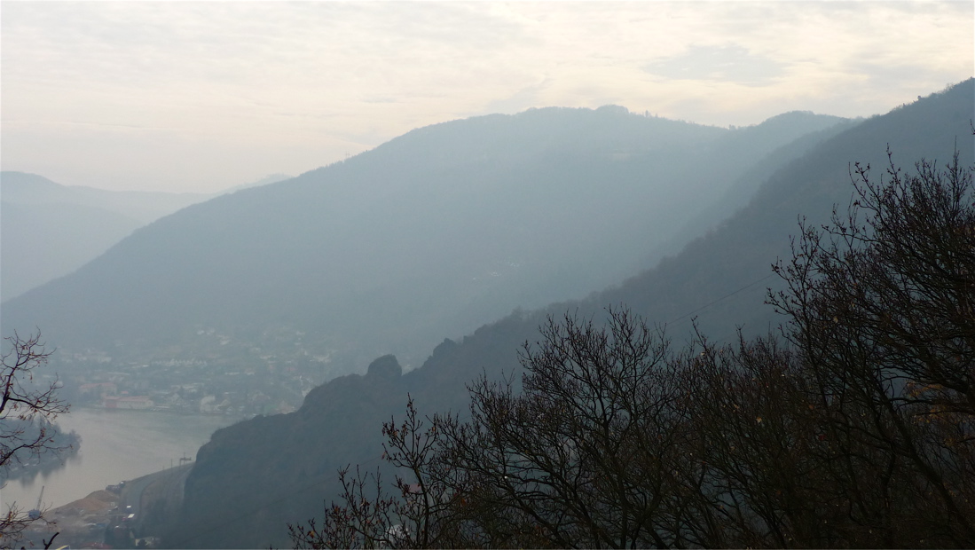 Vpředu se rýsuje vrkočská skála. Na obzoru Vaňovský vrch (561 m).