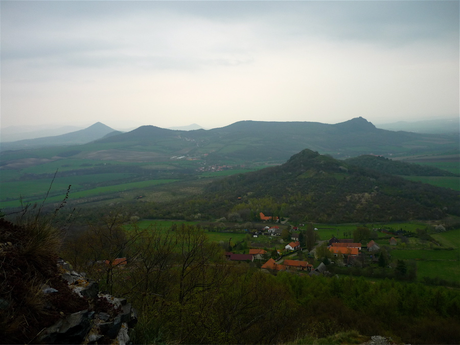 Lovoš, Sutomský vrch, Jezerka, Košťálov, v popředí Plešivec.
