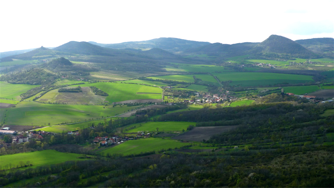 Centrální Milešovské středohoří z Košťálova, Lipská hora vpravo.