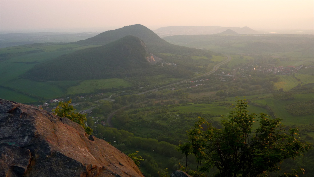 Želenický vrch (456 m) a Zlatník (522 m).
