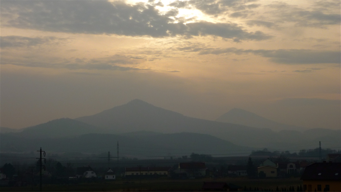 Stmívání, pohled odněkud od Žernosek.