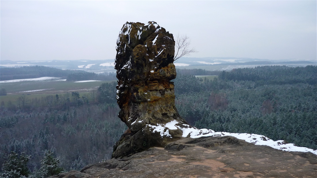 Skalisko Čap (386 m), jemuž vévodí skalní kyj ze železitého pískovce.