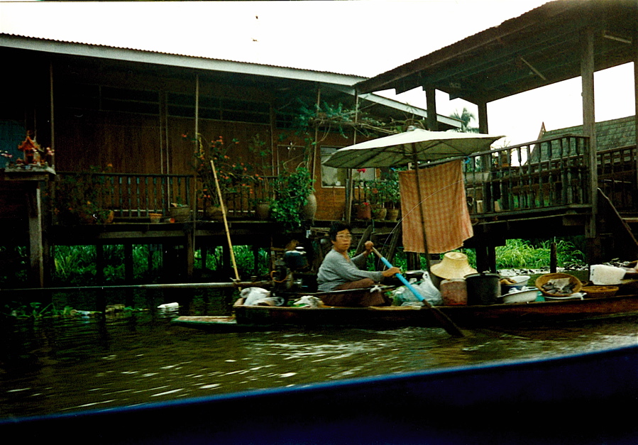 Madam s paraplíčkem na Khlong Noi.