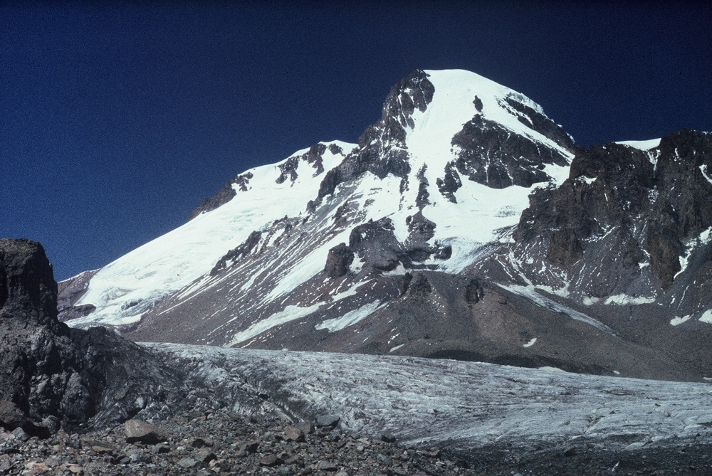 Kazbek (5047 m), gruzínsky Mkinvartsveri, sedmá nejvyšší hora Kavkazu.