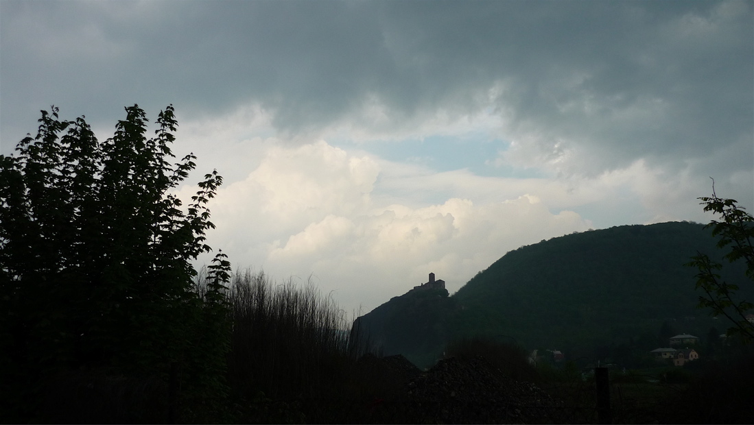 Pohled z druhé strany Labe, od Vrkoče.