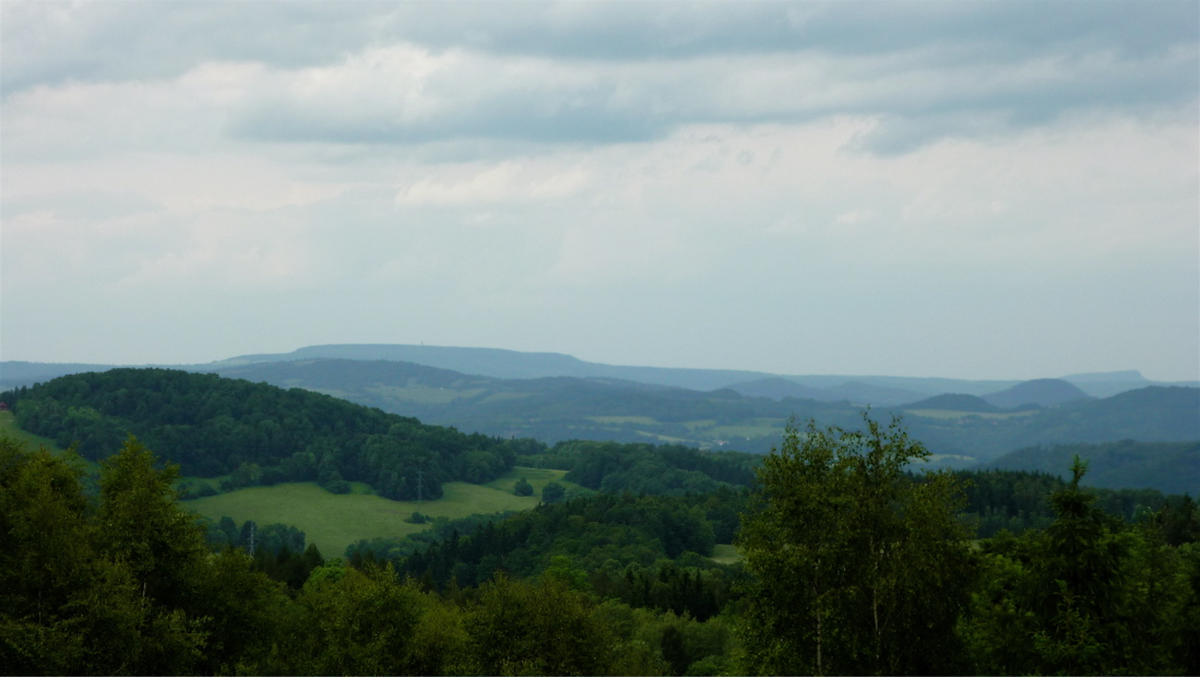 Zpod Špičáku: Děčínský Sněžník, vpravo Růžák a Zchirnstein.