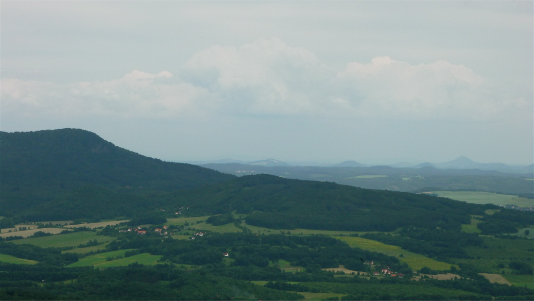 Ostroh Sedla a Litýš, na obzoru vpravo Bezděz.