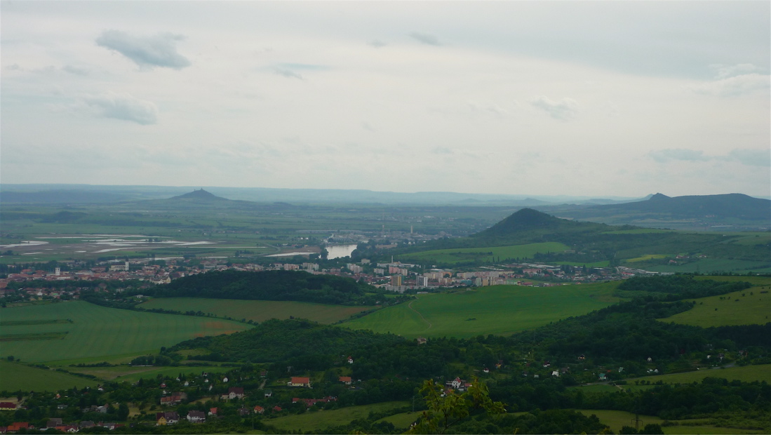 Hazmburk, Radobýl a Košťálov z Laffitovy vyhlídky.