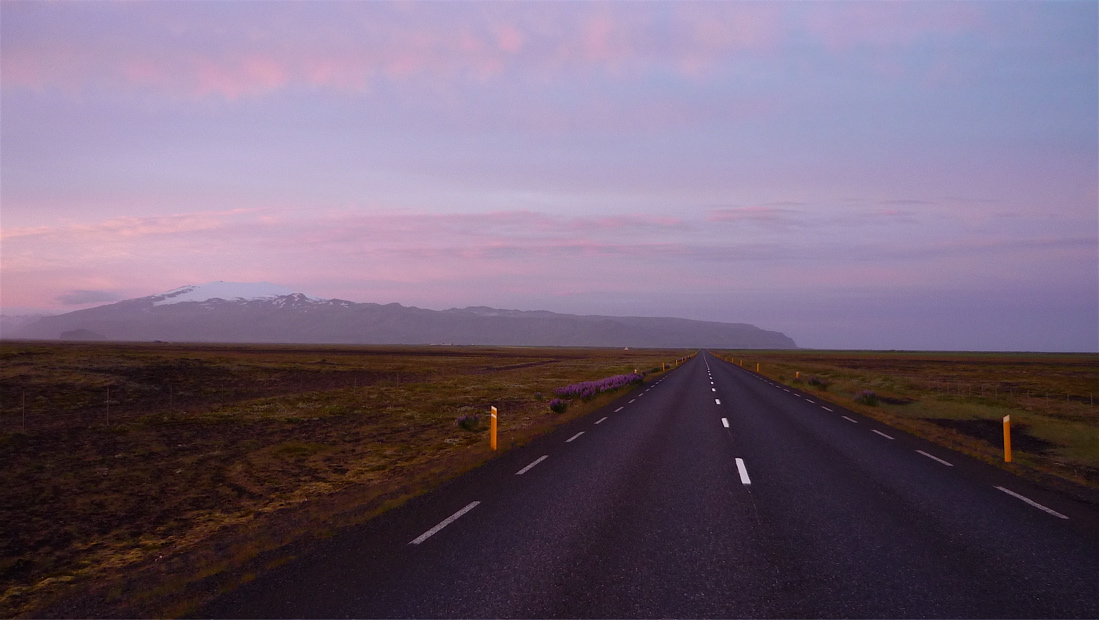 Island, bílá noc, prvních asi 200 km od Reykjavíku.