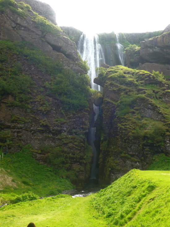 Seljalandsfoss, jeden z postranních vodopádů.