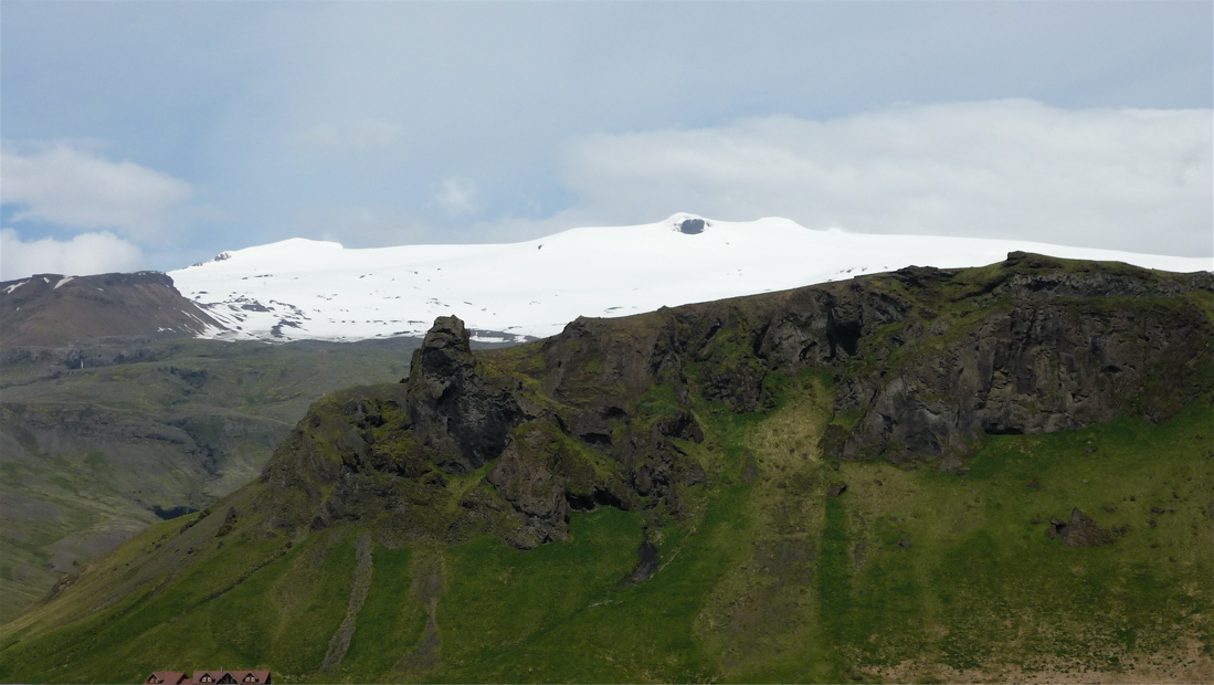 Pod ledovcem se skrývá masivní činná sopka Katla (1450 m)...