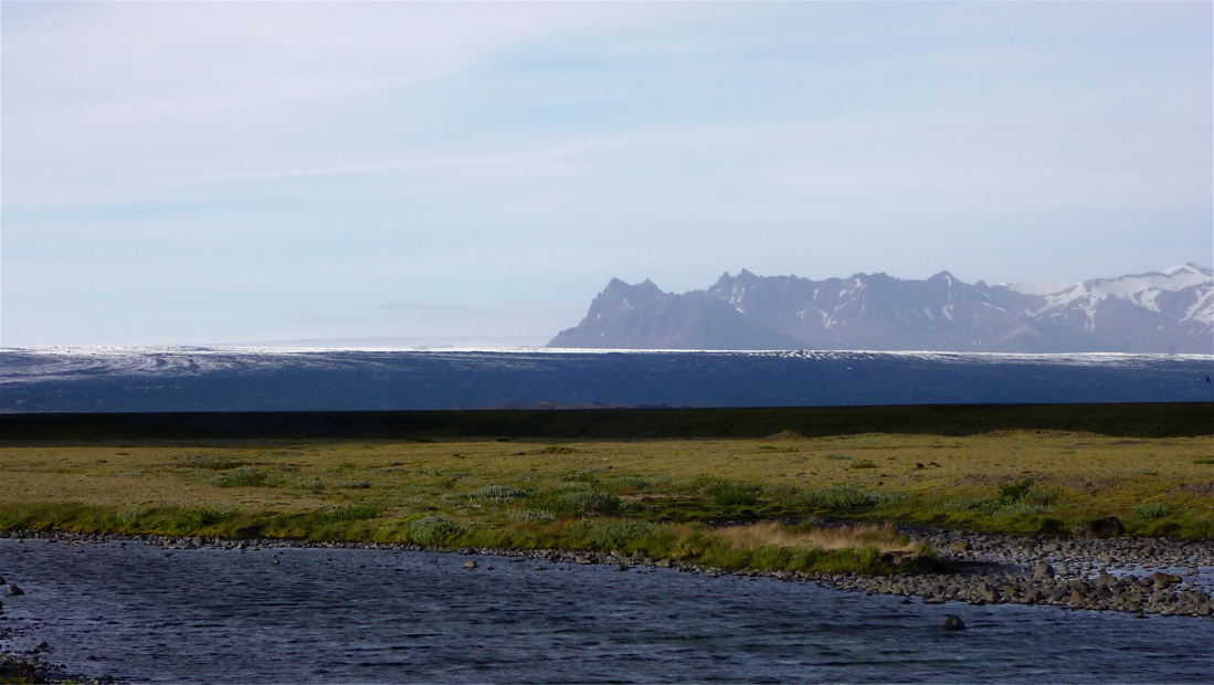 Skeidarárjökull, jeden z mnoha ledovcových splazů Vatnajökullu.