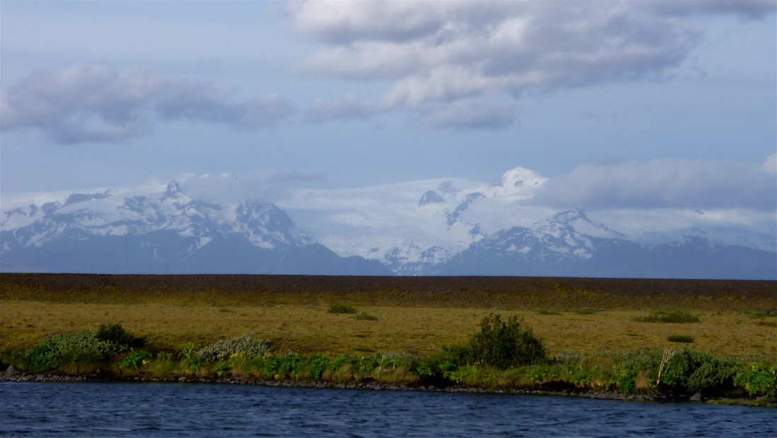 Vatnajökull a nejvyšší islandská hora Hvannadalshnúkur.