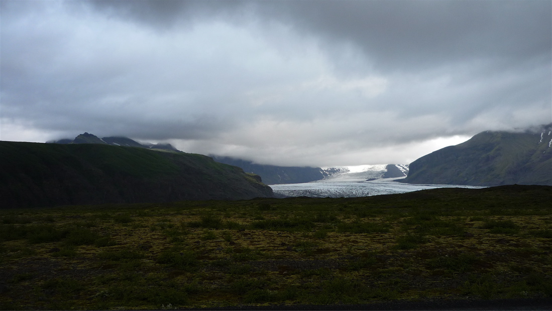 Skaftafellsjökull se halí do půlnočních mraků.