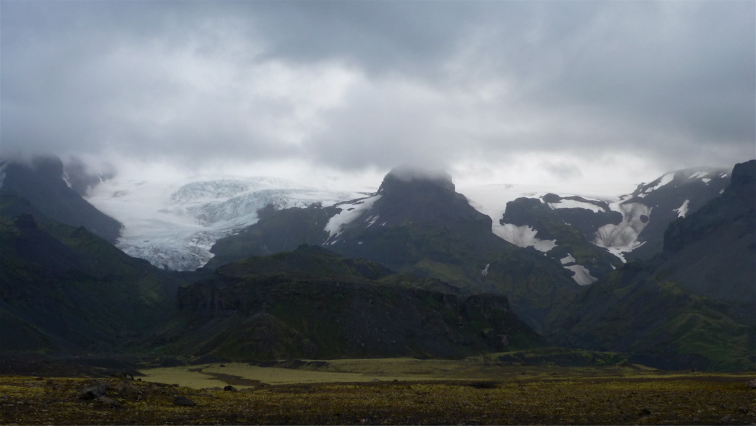 Nahoře nad horami Vatnajökull zahalený v mracích.