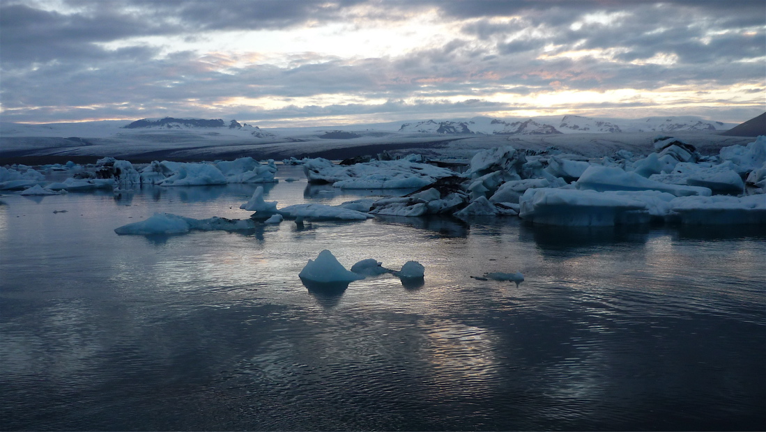 Jökulsárlón. Ledovec se tu hroutí přímo do mořské laguny.