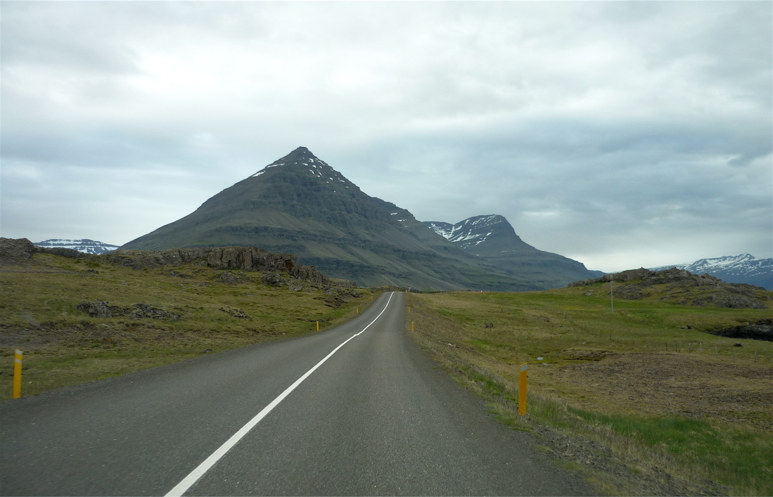 Blíží se magický kužel hory Búlandstindur (1069 m).