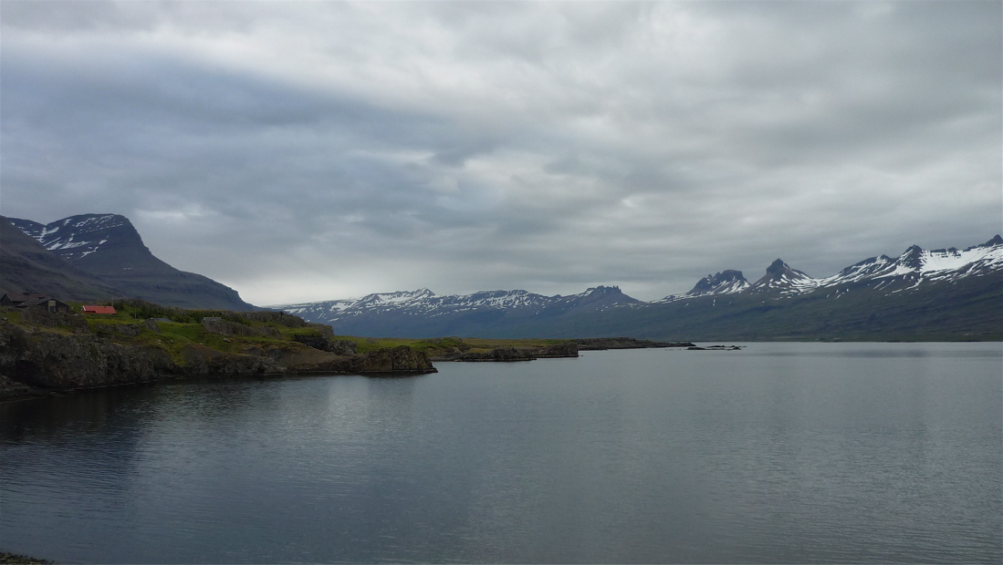 Silnice kopíruje Berufjördur.