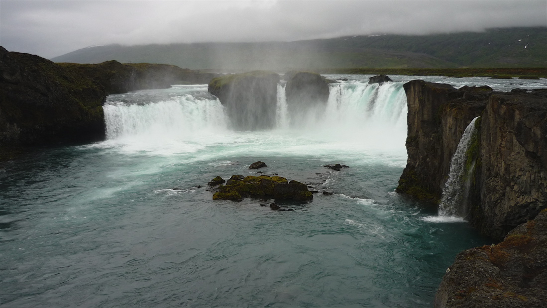 Pár set metrů proti proudu Godafoss, osobně.