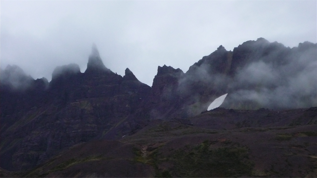 Skalní špice Hraundrangi (1075 m).